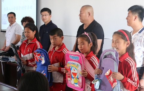 bet手机官网集团与华南商会为达旗第八小学26名贫困生捐赠款物
